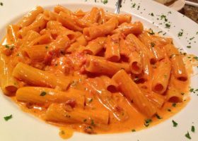 طريقة عمل مكرونة بالدجاج وصلصة الكريمة