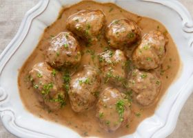 طريقة عمل كرات الكفتة بالصلصة والكريمة