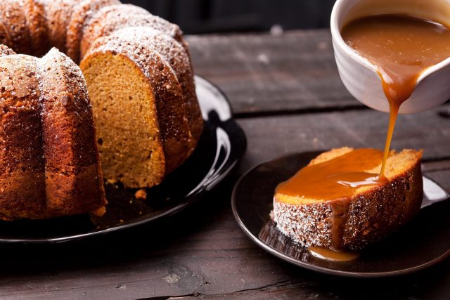 طريقة عمل كيكة الحليب المحموس بالتوفي