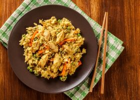 طريقة عمل أرز صيني مقلي بالدجاج