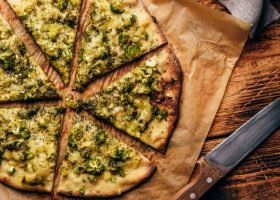 طريقة عمل بيتزا البروكلي سهلة وصحية
