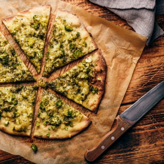 طريقة عمل بيتزا البروكلي سهلة وصحية