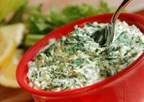 طريقة عمل تغميسة السبانخ مع جبن البارميزان