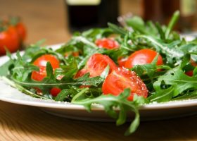 طريقة عمل سلطة الجرجير مع جبن البارميزان والطماطم