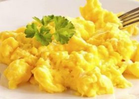 طريقة عمل بيض بالجبن