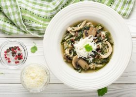 طريقة عمل شوربة الفطر بالسبانخ