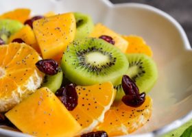 طريقة عمل سلطة الفواكة مع بذور الخشخاش