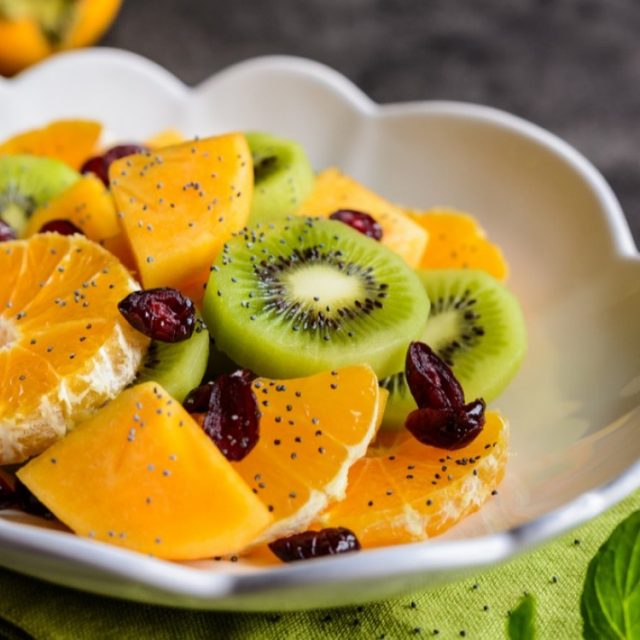 سلطة الفواكة مع بذور الخشخاش