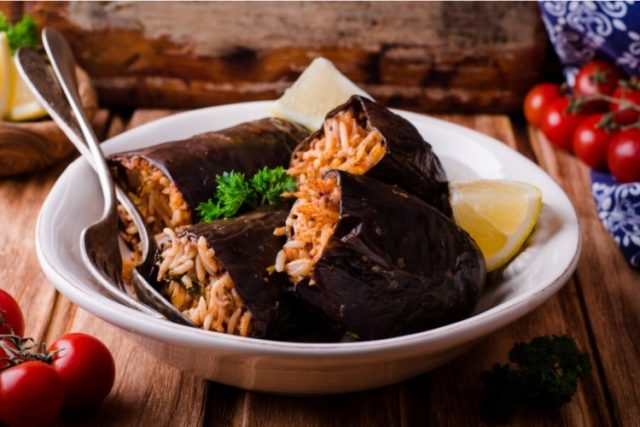 طريقة عمل باذنجان محشي باللحم المفروم