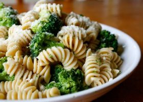 طريقة عمل سلطة مكرونة بالبروكلي