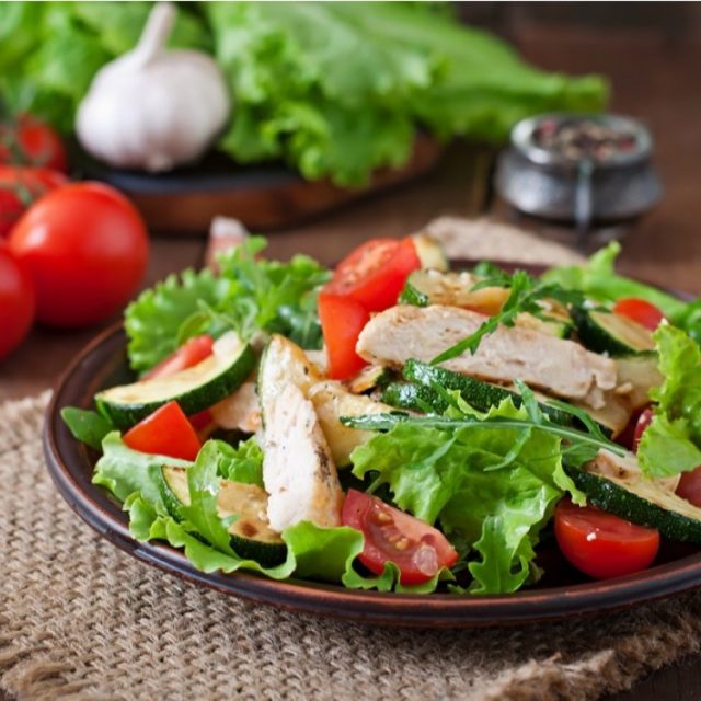 طريقة عمل سلطة دجاج مشوي مع الكوسا للرجيم