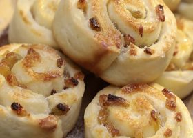 طريقة عمل رولات العجين بالزبيب