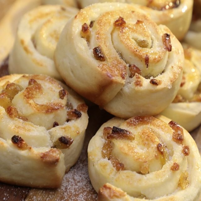 طريقة عمل رولات العجين بالزبيب