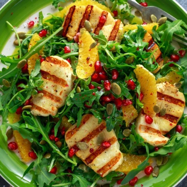 طريقة عمل سلطة جبن الحلوم والرمان