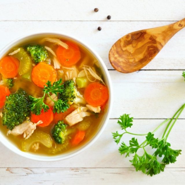 طريقة عمل شوربة الفراخ بالخضار