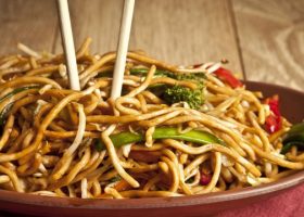 طريقة عمل الاندومي بالخضار