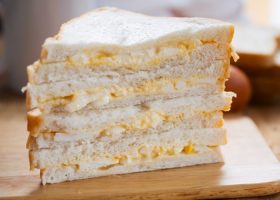 طريقة عمل توست البيض والجبن للفطور