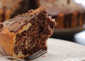 طريقة عمل ماربل كيك بتغليفة الشوكولاتة