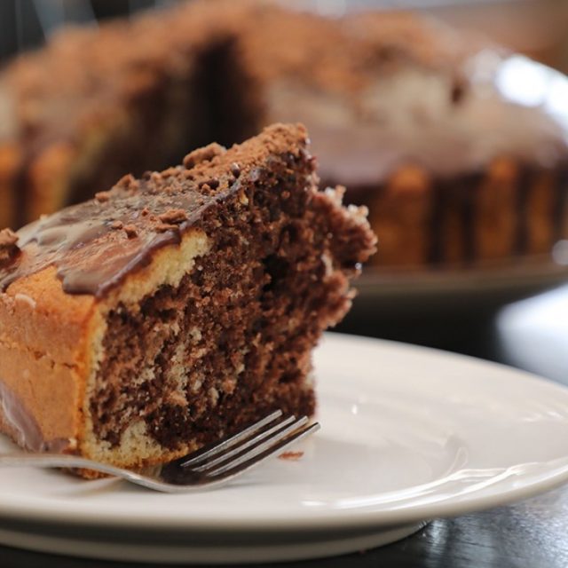 طريقة عمل ماربل كيك بتغليفة الشوكولاتة