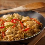 طريقة عمل الأرز البني بالدجاج للرجيم
