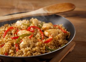 طريقة عمل الأرز البني بالدجاج للرجيم