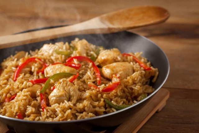 طريقة عمل الأرز البني بالدجاج للرجيم