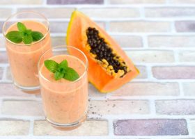 طريقة عمل سموثي البابايا باللوز