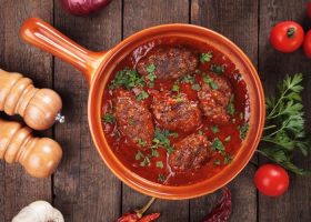 طريقة عمل كفتة الأرز بالصلصة