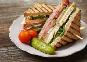 طريقة عمل كلوب سندويتش بالبيض