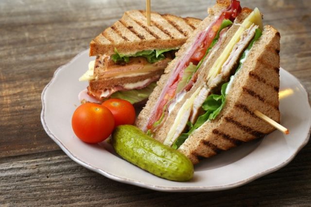 طريقة عمل كلوب سندويتش بالبيض