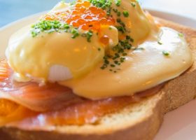 طريقة عمل بيض بنديكت مثل المطاعم