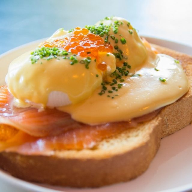 طريقة عمل بيض بنديكت مثل المطاعم