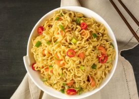 طريقة عمل اندومي دجاج بالكاري