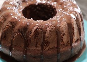 طريقة عمل كيكة الشوكولاتة بحشوة جوز الهند