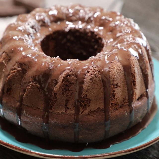 طريقة عمل كيكة الشوكولاتة بحشوة جوز الهند