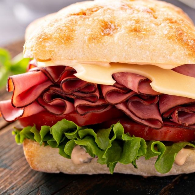 طريقة عمل ساندويش الروست بيف بالبصل المكرمل