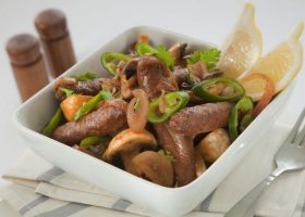 طريقة عمل سجق بصلصة دبس الرمان