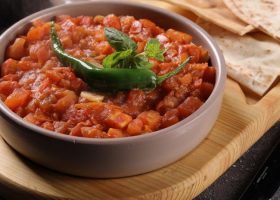 طريقة عمل قلاية بندورة بلحمة راس عصفور