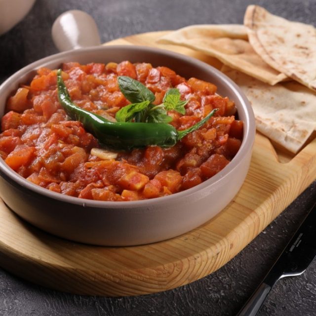 طريقة عمل قلاية بندورة بلحمة راس عصفور