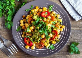 طريقة عمل سلطة الحمص بالجبن الفيتا والخضار