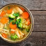 طريقة عمل شوربة الخضار بالدجاج والشعيرية