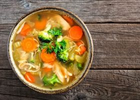 طريقة عمل شوربة الخضار بالدجاج والشعيرية