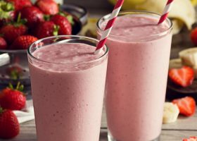 طريقة عمل سموذي الفراولة بالزبادي اليوناني