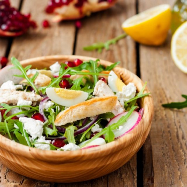 طريقة عمل سلطة خضراء بالجبن والرمان للرجيم