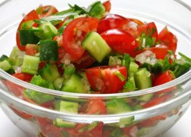 طريقة عمل السلطة الخضراء مثل المطاعم