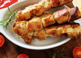 طريقة عمل كباب الدجاج مع صلصة الروزماري