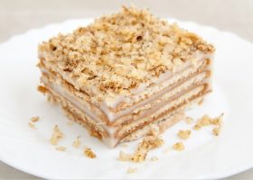 طريقة عمل كيك العسل بالبسكويت