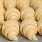 طريقة عمل عجينة الكرواسون الهشة