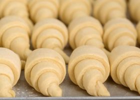 طريقة عمل عجينة الكرواسون الهشة