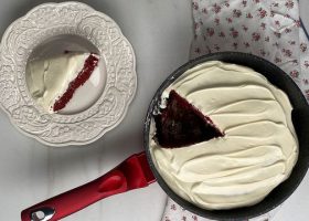 طريقة عمل كيك رد فلفت بالمقلاة